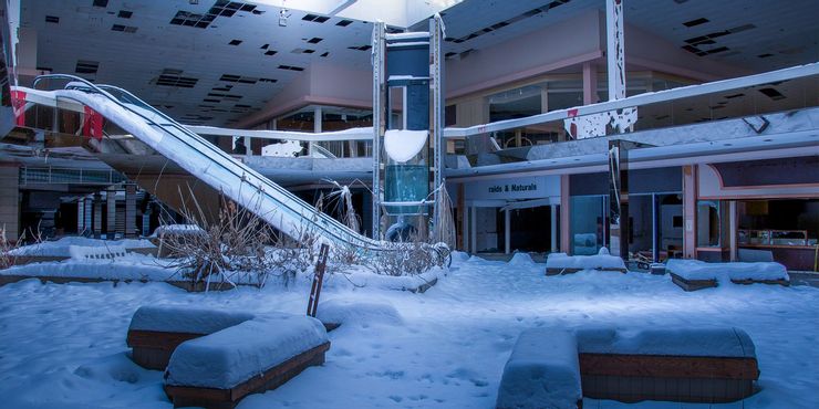 Rolling Acres Mall in Akron, Ohio. Photo Credit: Seph Lawless, 2015.